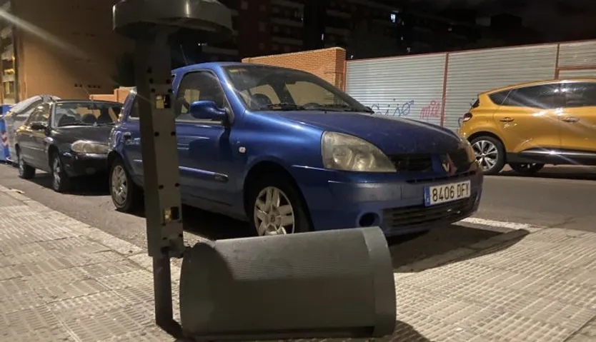 Papelera rota en la calle Mérida martes