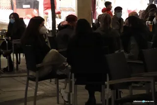 Los jovenes en las terrazas