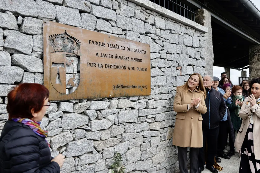 Placa de homenaje a Javier Álvarez Merino, regidor de la villa durante más de 30 años. Foto de David Arranz ICAL