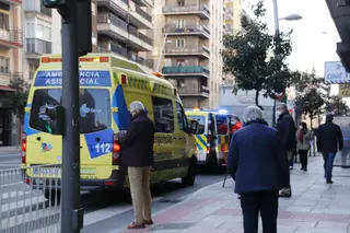 Ambulancia y Policía Local en el paseo de Canalejas | Foto: Andrea M