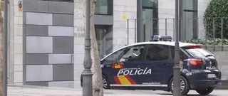 Imagen de archivo de un coche policial a la puerta del Juzgado de Guardia de Salamanca