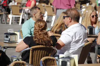 Gente en las terrazas de Salamanca en verano