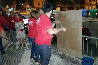 Pegada de carteles del Partido Socialista