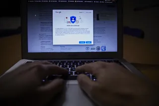 Una persona navegando por Internet. | EP
