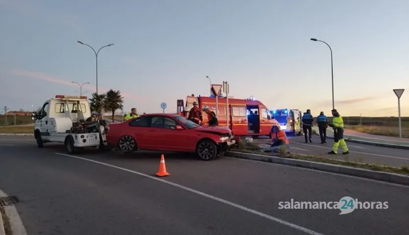 Choca contra una farola y destroza su vehículo en la avenida de Mariano Rodríguez. Fotos Andrea M. (2)