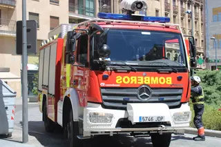 Bomberos en la plaza de Santa Eulalia. Foto de archivo