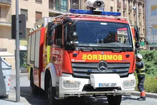 Bomberos en la plaza de Santa Eulalia. Foto de archivo