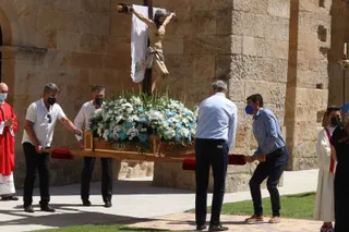 Procesión en Castellanos de Moriscos en honor al Cristo de las Batallas (6)