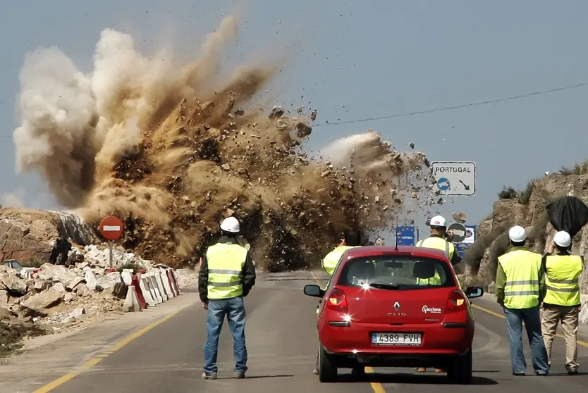 Voladuras en las obras de la N620 para acondicionar la futura Autovía A 62, a la altura de Fuentes de Oñoro (Salamanca). ICAL
