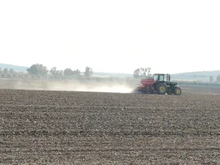 Un agricultor trabaja con su tractor en el campo.