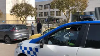 Una patrulla de la Policía Local delante del Centro de Salud de Capuchinos durante el proceso de vacunación a los agentes del cuerpo municipal