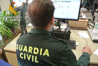 Guardia Civil investiga con ordenador, en una imagen de archivo. Foto Guardia Civil