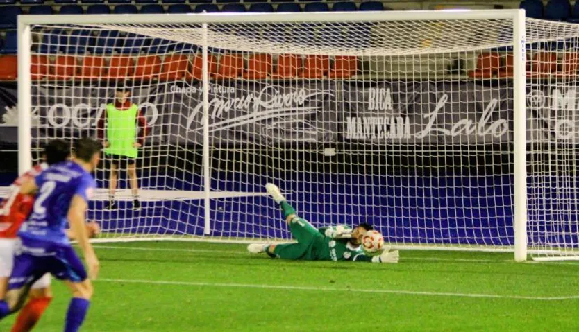 Iván Martínez detiene un penalti en O Couto | FOTO UNIONISTAS CF