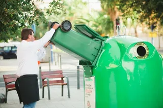 Contenedor reciclaje de vidrio. Foto de archivo