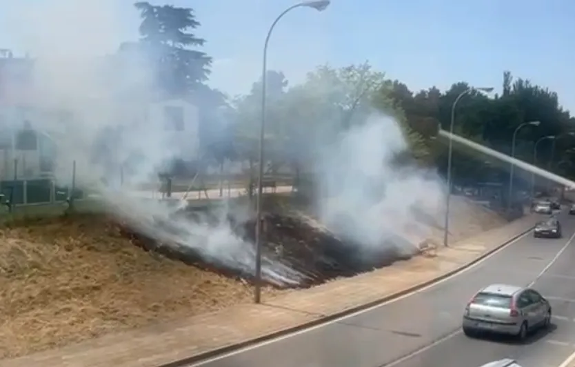 Pequeño Incendio En Tejares