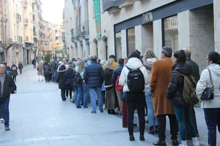 Colas en la plaza del Liceo para comprar la Lotería (5)