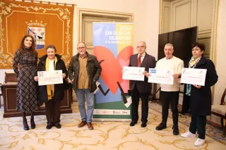 Almudena Parres participa junto a la San Silvestre Salmantina en la entrega de la recaudación del chip solidario | FOTO ANDREA MATEOS