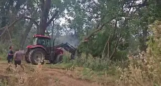 Tractores trabajando en el incendio de Aldeatejada 