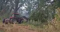 Tractores trabajando en el incendio de Aldeatejada