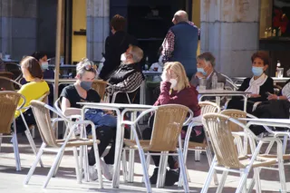 Varias personas sentadas en terrazas de establecimientos hosteleros