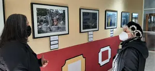 La subdelegada del Gobierno, durante la visita a la exposición