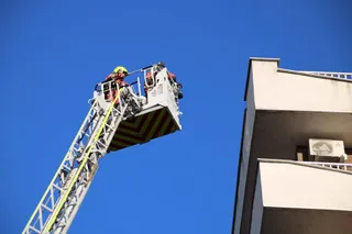 GALERÍA | El mal funcionamiento de una caldera provoca una gran nube de humo negro y moviliza a varios efectivos de bomberos y policía hasta la avenida de los Comuneros. Fotos J.S.Fraile | S24H