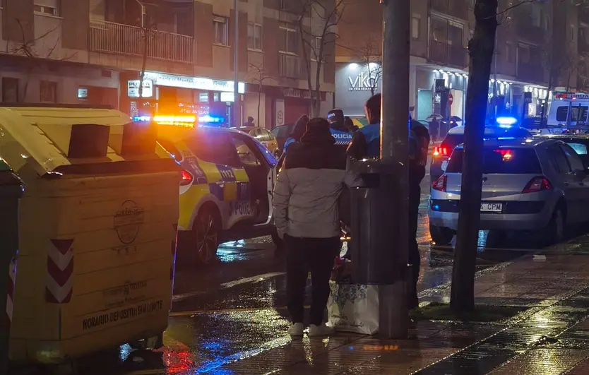 Varias patrullas de la Policía Local y Nacional en el paseo de la Estación inspeccionando el vehículo al que habían intentado acceder