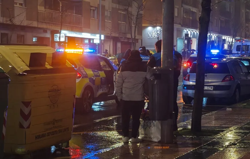 Varias patrullas de la Policía Local y Nacional en el paseo de la Estación inspeccionando el vehículo al que habían intentado acceder