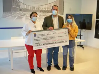 Mari Cruz Gacho, concejala de Bienestar Social, David Mingo, alcalde de Santa Marta, y Maite Villegas Becoechea, voluntaria de AMAP
