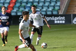 Segura, en una acción ante el Marino de Luanco / FOTO SALAMANCA24HORAS.COM