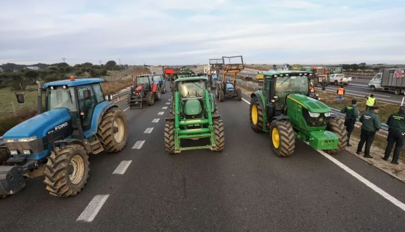 Una nueva tractorada corta la A 62 y la N 620 en Fuentes de Oñoro (3)