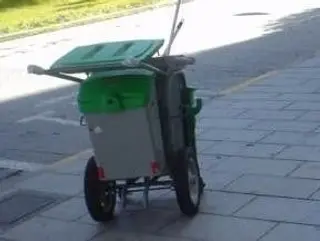 Un grupo de jóvenes roba el carro a un barrendero