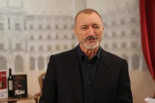 Arturo Pérez-Reverte visita la librería Santos Ochoa