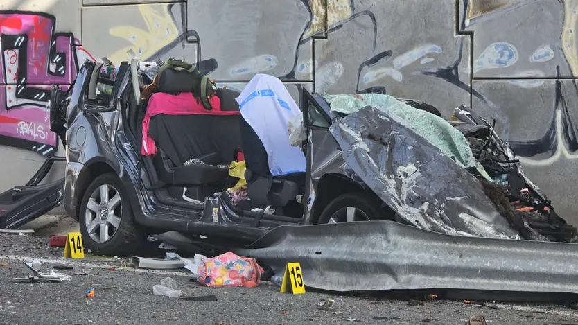 Un vehículo se precipita a unos siete metros de altura desde la A-66 a la N-630 en Beleña