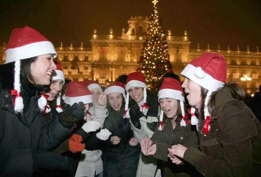 Miles de estudiantes de Salamanca se concentraron ayer en la plaza mayor de la ciudad para despedir el aÃ±o. Mientras sonaban las campanadas comieron 12 gominolas algunos y otros con las tradicionales uvas. Foto: David Arranz.