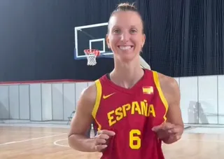Laura Gil, con el '6' de la Selección | FOTO BALONCESTO ESP