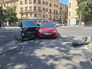 Accidente entre un turismo y una furgoneta en la entrada a la calle de los Condes de Crespo Rascón (9)