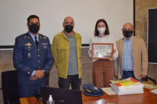 El comandante Carbajosa acude al Maestro Ávila a entregar el premio a la carta ganadora del concurso ‘Carta a un militar español’