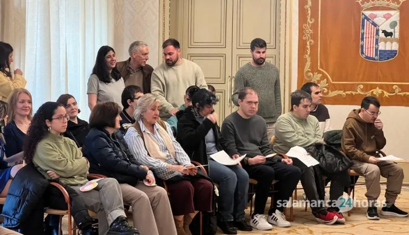 Personas con TEA visitan el Ayuntamiento de Salamanca en el Día Mundial de Concienciación sobre el Autismo (5)