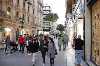 Gente paseando en la Calle Toro, negocios