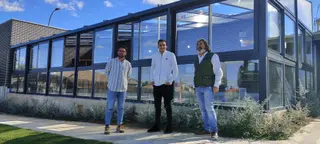 El alcalde, Guillermo Rivas, a la izquierda, uno de los trabajadores de las instalaciones en el centro y el concejal de Cultura, Justo Pérez, a la derecha