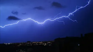 Un rayo cruza el cielo de Salamanca en una noche de tormentas