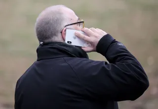 Un hombre habla a través de su teléfono móvil