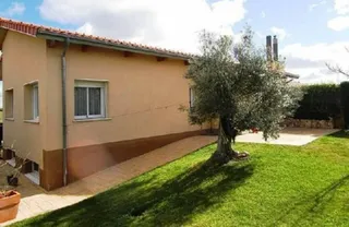 Chalet en una urbanización. Foto de archivo