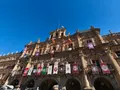 Reposteros en la fachada de la Plaza Mayor para dar la bienvenida al XXXVII Encuentro de Cofradías de Salamanca