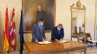 Firma de convenio entre el Ayuntamiento de Salamanca y la Junta de Semana Santa