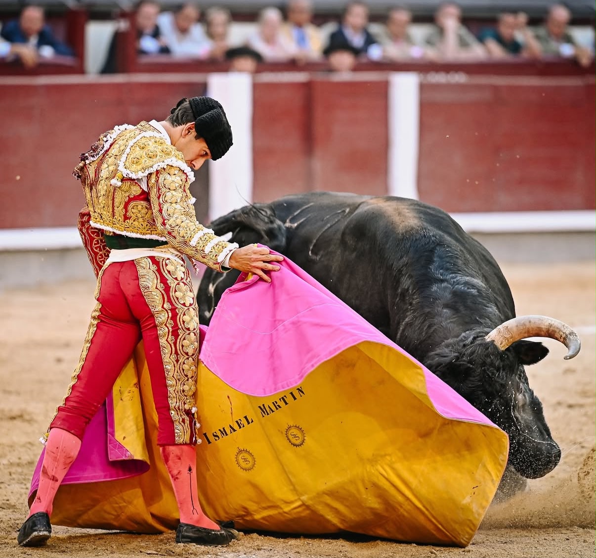 Ismael Mart&iacute;n Toreando a La Ver&oacute;nica En Las Ventas Tra Haber Recibido Una Voltereta. Foto &Aacute;lvarez