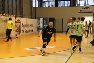 Sebas Elena celebra un gol ante BM Cuatro Valles | FOTO SALAMANCA24HORAS.COM