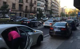 Las aceras también son para los coches a la entrada y salida de los colegios