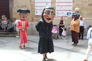 Cabezudos y charangas por el centro de la ciudad